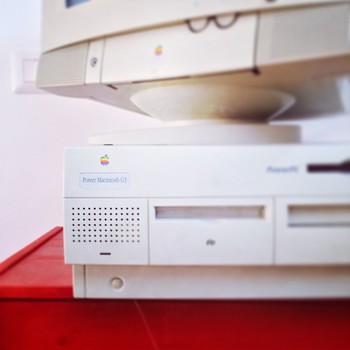 Happy #birthday #apple #macintosh :) the Old #g3 posing