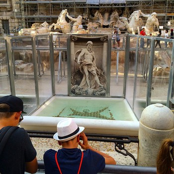 Quando la #fontana di #trevi è svuotata ... Le monetine le butti nell #lavandinoDiTrevi (only in #rome)