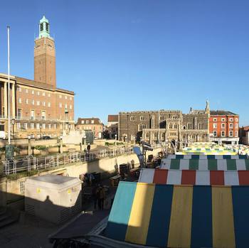 #Sunny and super #windy   #Norwich #market